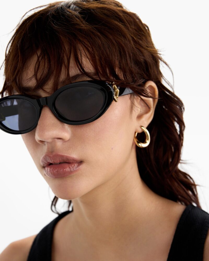 Lunettes de soleil Fendi Tunisie modèle FE40140U en acétate noir, vue de trois quarts avec logo O'Lock doré.