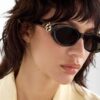Lunettes de soleil Fendi Tunisie modèle FE40140U en acétate noir, vue de trois quarts avec logo O'Lock doré.