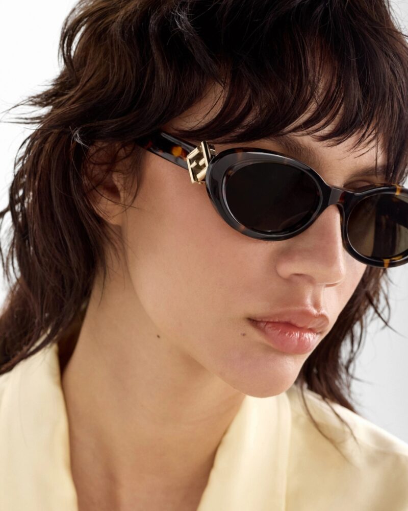 Lunettes de soleil Fendi Tunisie modèle FE40140U en acétate noir, vue de trois quarts avec logo O'Lock doré.