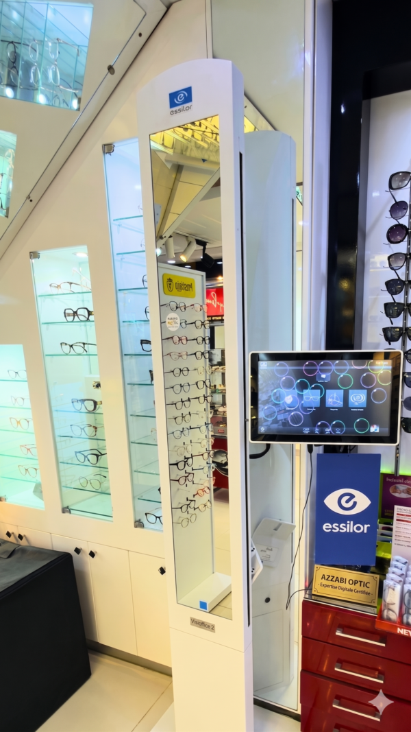 Opticien AZZABI OPTIC prenant les mesures digitales de centrage pour des verres progressifs