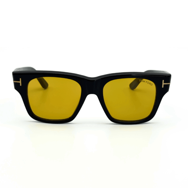 Lunettes de soleil Tom Ford Caine-02 face monture noire et verres jaunes chez Azzabi Optic La Marsa.