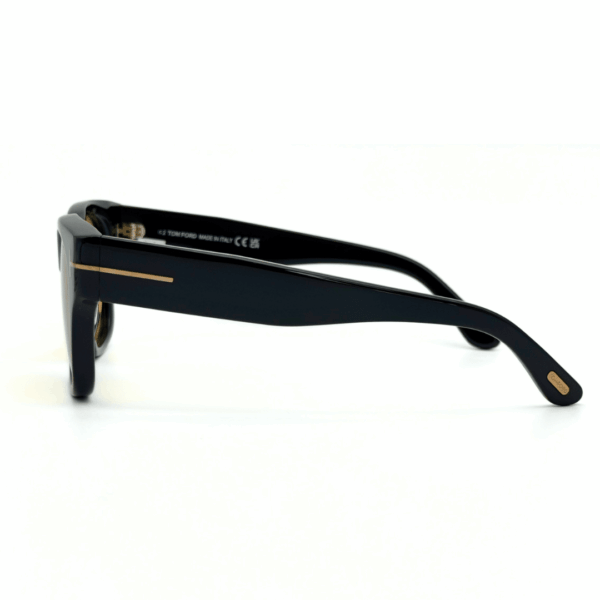 Lunettes de soleil Tom Ford Caine-02 monture noire et verres jaunes chez Azzabi Optic La Marsa.
