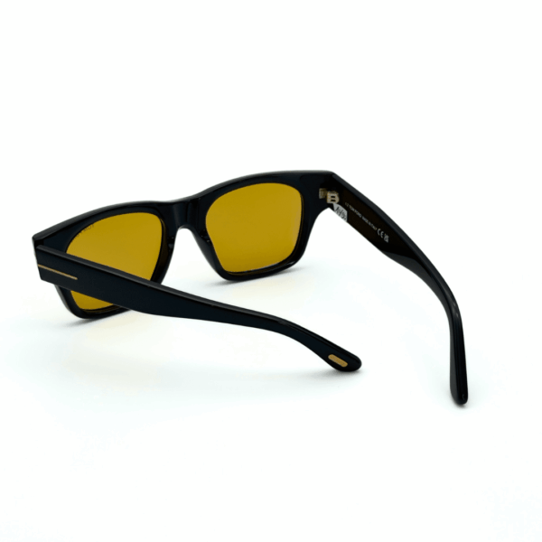 Lunettes de soleil Tom Ford Caine-02 monture noire et verres jaunes chez Azzabi Optic La Marsa.