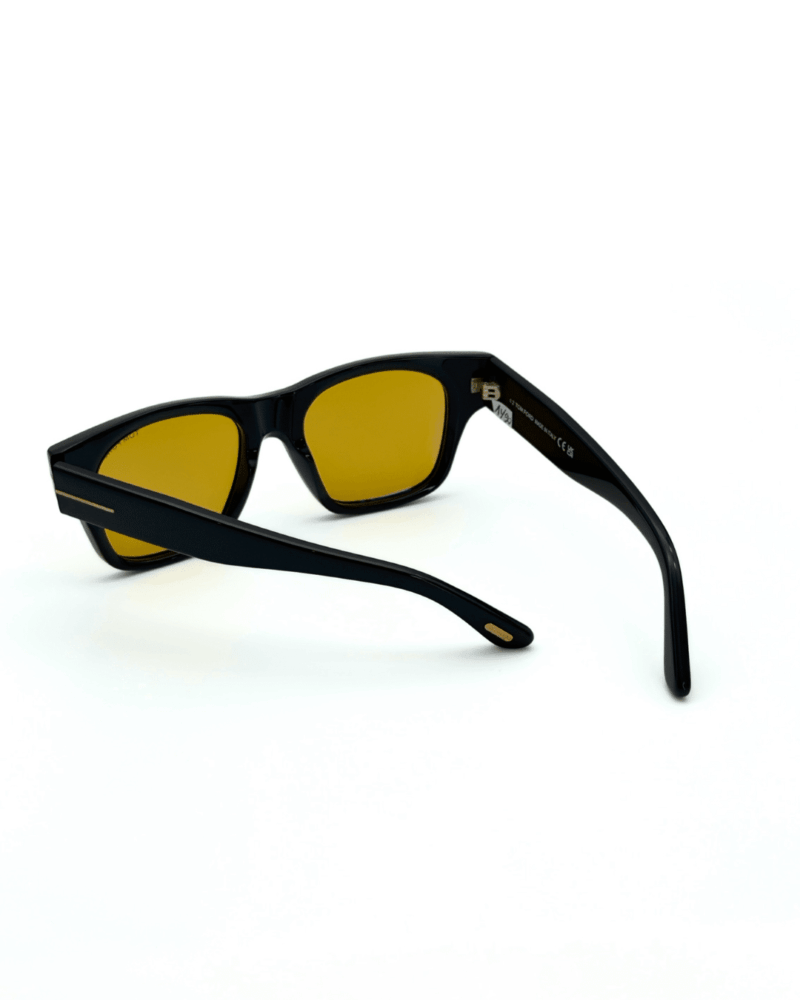 Lunettes de soleil Tom Ford Caine-02 monture noire et verres jaunes chez Azzabi Optic La Marsa.