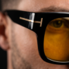 Lunettes de soleil Tom Ford Caine-02 monture noire et verres jaunes chez Azzabi Optic La Marsa.