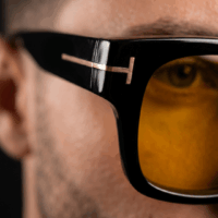 Lunettes de soleil Tom Ford Caine-02 monture noire et verres jaunes chez Azzabi Optic La Marsa.