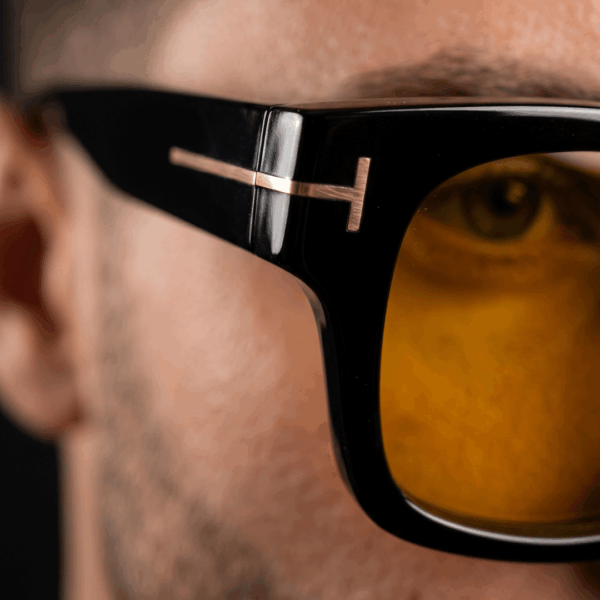 Lunettes de soleil Tom Ford Caine-02 monture noire et verres jaunes chez Azzabi Optic La Marsa.