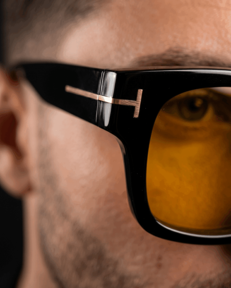 Lunettes de soleil Tom Ford Caine-02 monture noire et verres jaunes chez Azzabi Optic La Marsa.
