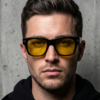 Lunettes de soleil Tom Ford Caine-02 monture noire et verres jaunes chez Azzabi Optic La Marsa.