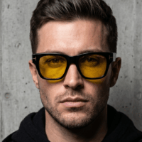 Lunettes de soleil Tom Ford Caine-02 monture noire et verres jaunes chez Azzabi Optic La Marsa.