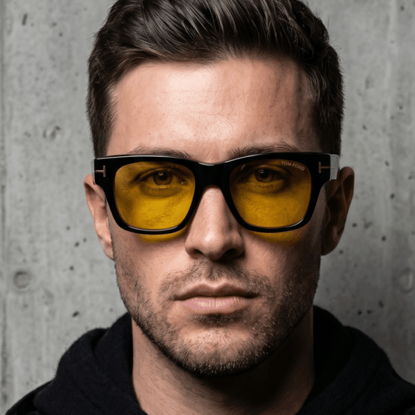 Lunettes de soleil Tom Ford Caine-02 monture noire et verres jaunes chez Azzabi Optic La Marsa.
