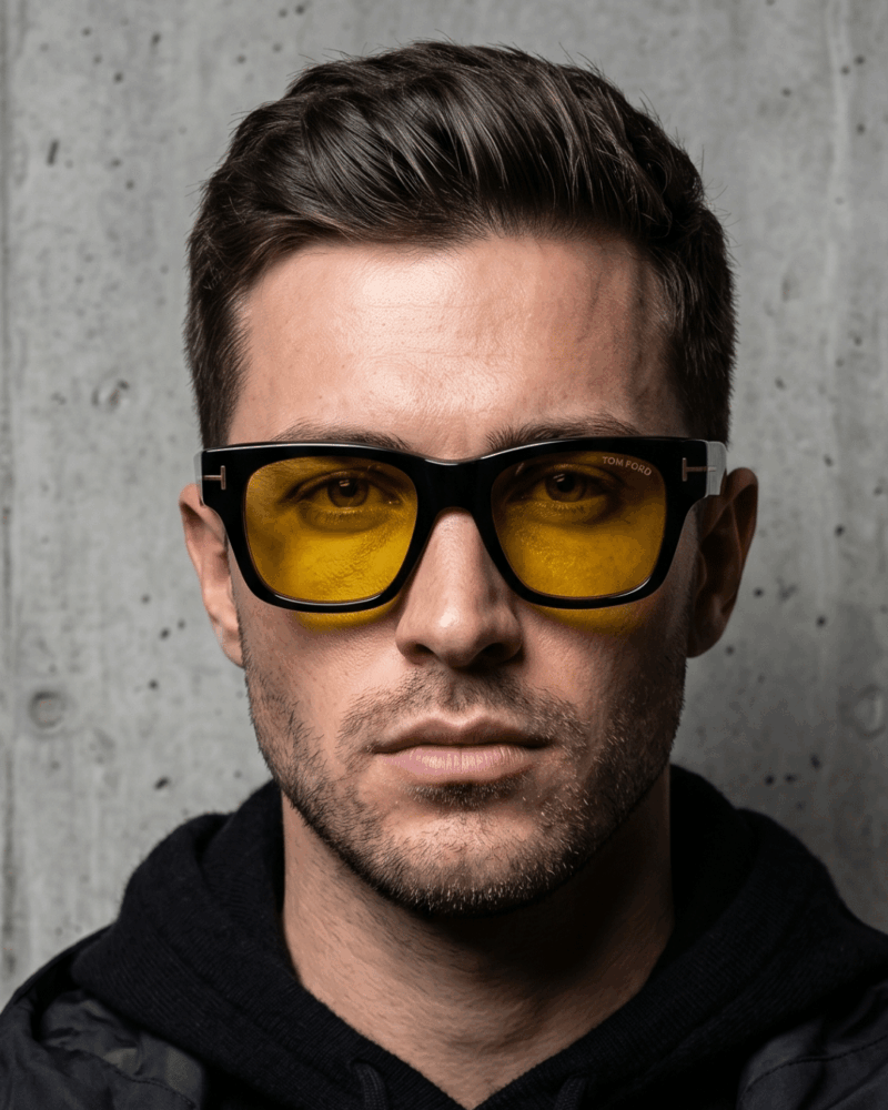 Lunettes de soleil Tom Ford Caine-02 monture noire et verres jaunes chez Azzabi Optic La Marsa.