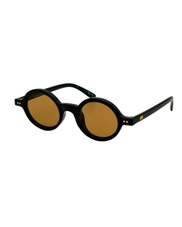 Détail de la branche 150mm et logo doré Le Specs Sycophantic Lunettes de soleil Le Specs Sycophantic en acétate noir chez Azzabi Optic Tunis