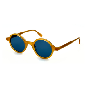 Lunettes de soleil rondes en acétate jaune miel Gigi Studios Greta avec verres bleus sous angle de trois quarts.