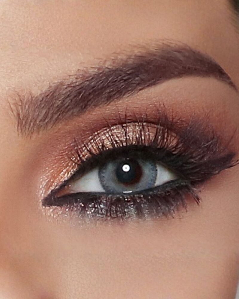 Gros plan sur un œil maquillé avec la lentille de couleur Bella Glow Navy Gray chez AZZABI OPTIC.
