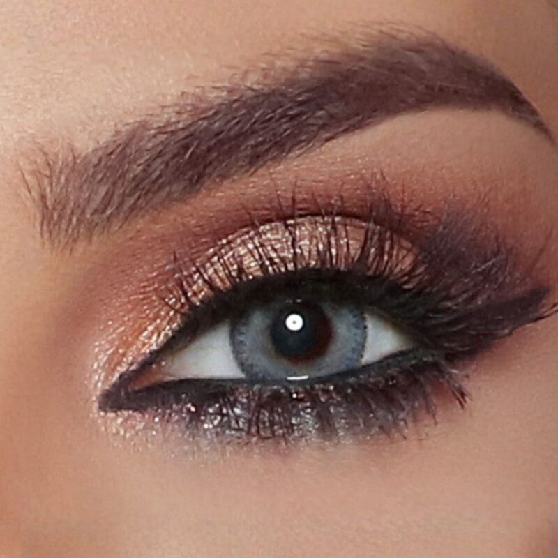 Gros plan sur un œil maquillé avec la lentille de couleur Bella Glow Navy Gray chez AZZABI OPTIC.