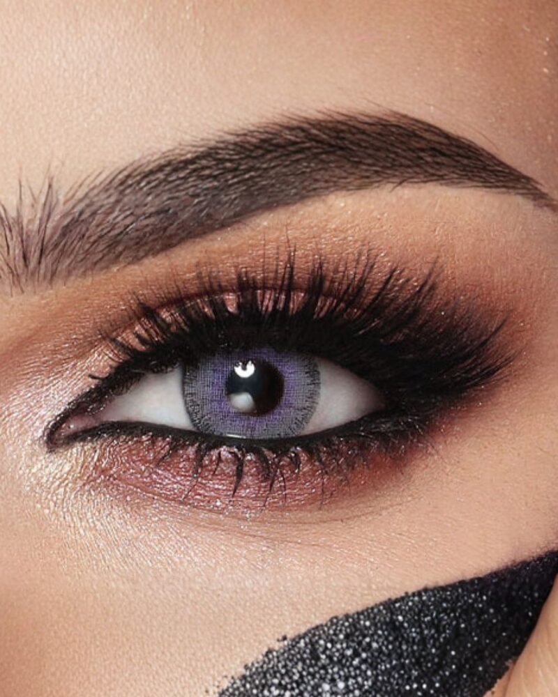 Macro Œil Lentilles Bella Elite Lavender Gray - AZZABI OPTIC Gros plan macro d'un œil portant les lentilles de couleur Bella Elite Lavender Gray chez AZZABI OPTIC.