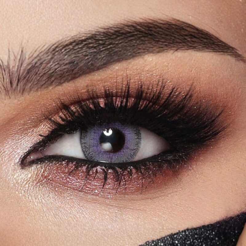 Gros plan macro d'un œil portant les lentilles de couleur Bella Elite Lavender Gray chez AZZABI OPTIC.