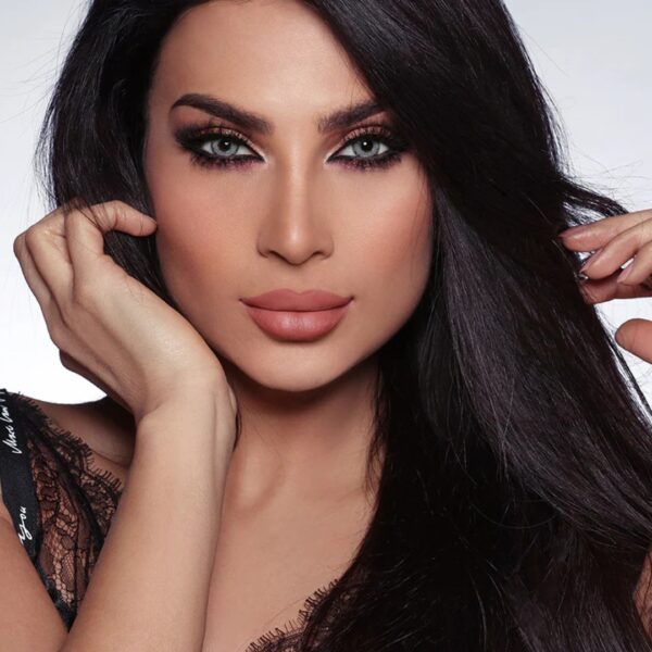 Jeune femme brune portant les lentilles cosmétiques de luxe Bella Glow Husky Gray Green.