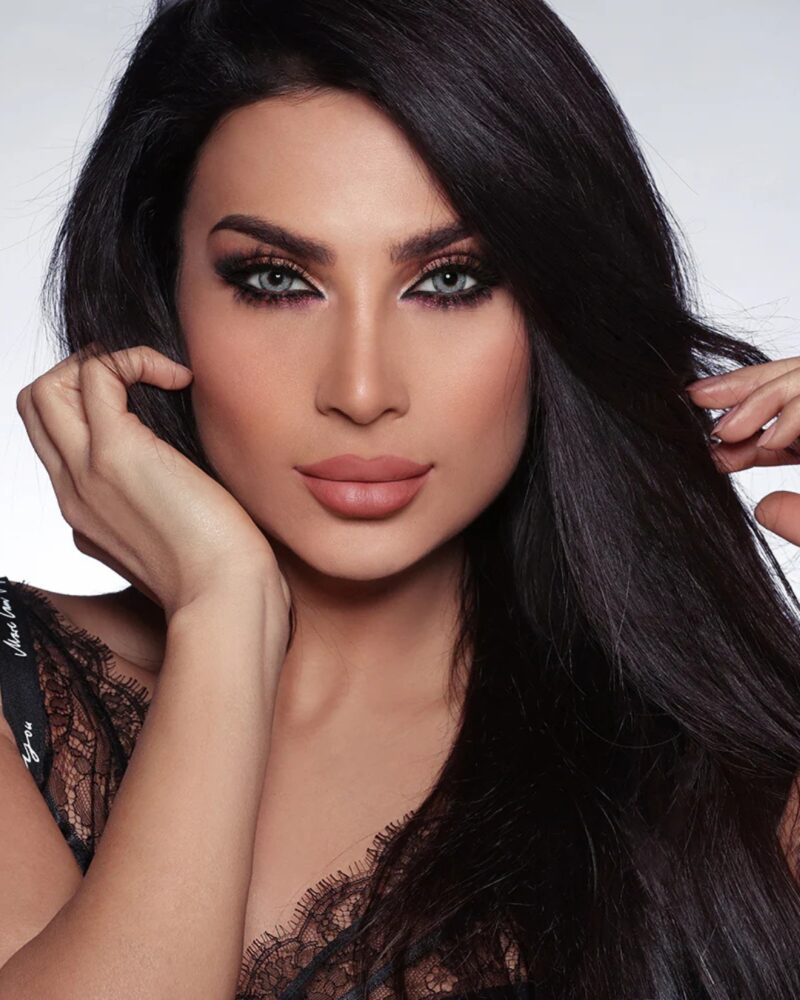 Jeune femme brune portant les lentilles cosmétiques de luxe Bella Glow Husky Gray Green.