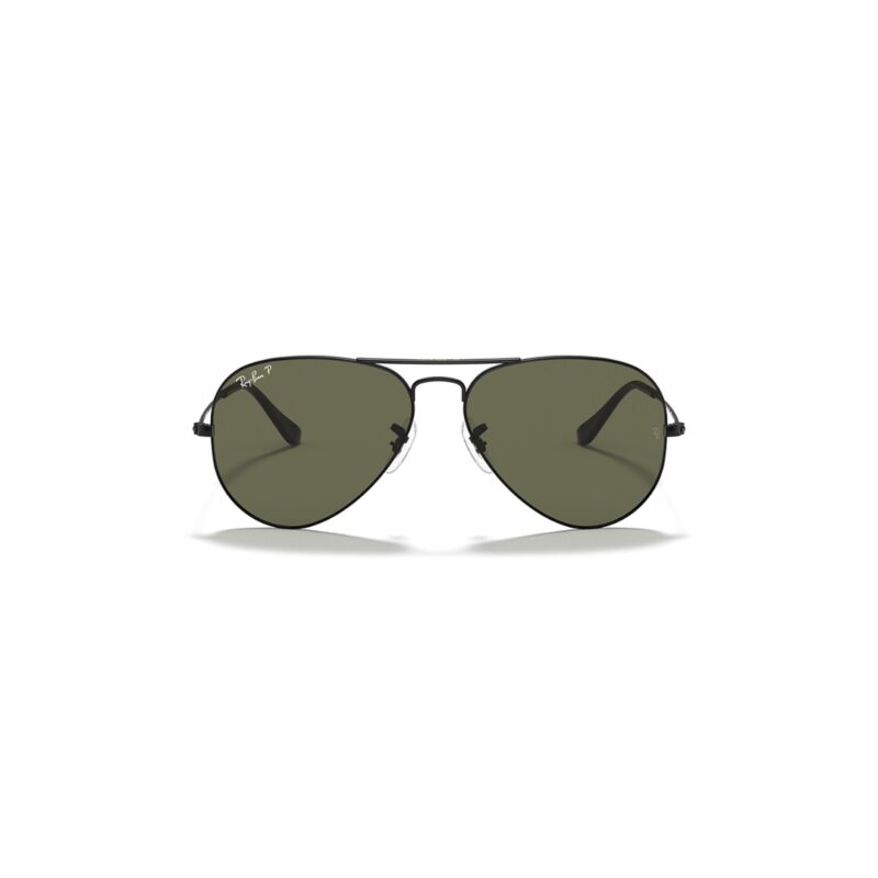 Face Lunettes Ray-Ban Aviator Classic RB3025 Noir Vue de face des lunettes de soleil Ray-Ban Aviator RB3025 monture noire avec pont double barre et verres verts polarisés.