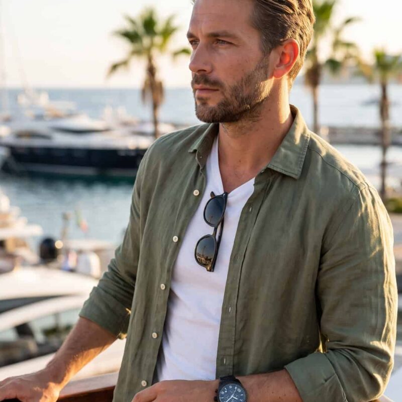 Homme en look d'été décontracté portant la montre homme Santa Barbara Polo SB.1.10048.2