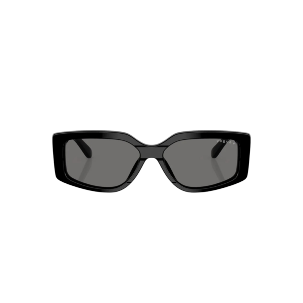 Vue de face des lunettes de soleil femme rectangulaires Vogue VG5642SU W44/81 noir brillant avec verres polarisés catégorie 3