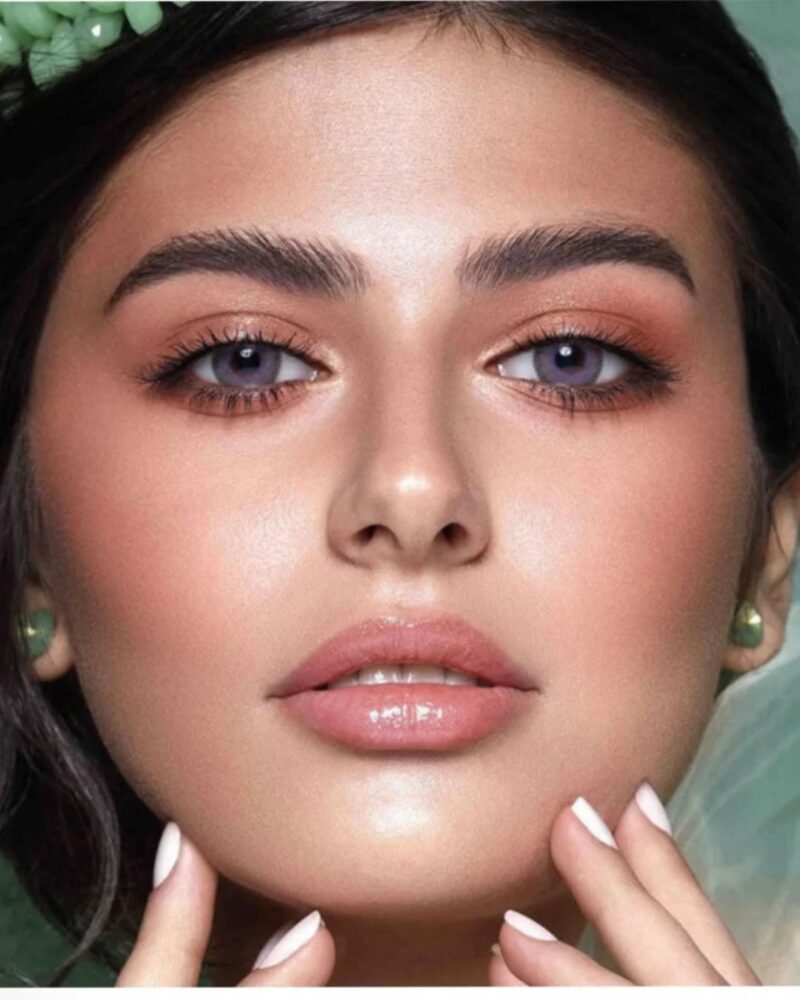 Portrait Rendu Naturel Bella Elite Lavender Gray - AZZABI OPTIC Portrait beauté naturel d'une femme portant les lentilles Bella Elite Lavender Gray.