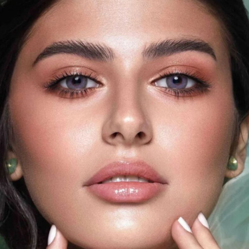 Portrait beauté naturel d'une femme portant les lentilles Bella Elite Lavender Gray.