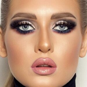 Jeune femme brune portant les lentilles cosmétiques de luxe Bella Glow Husky Gray Green.