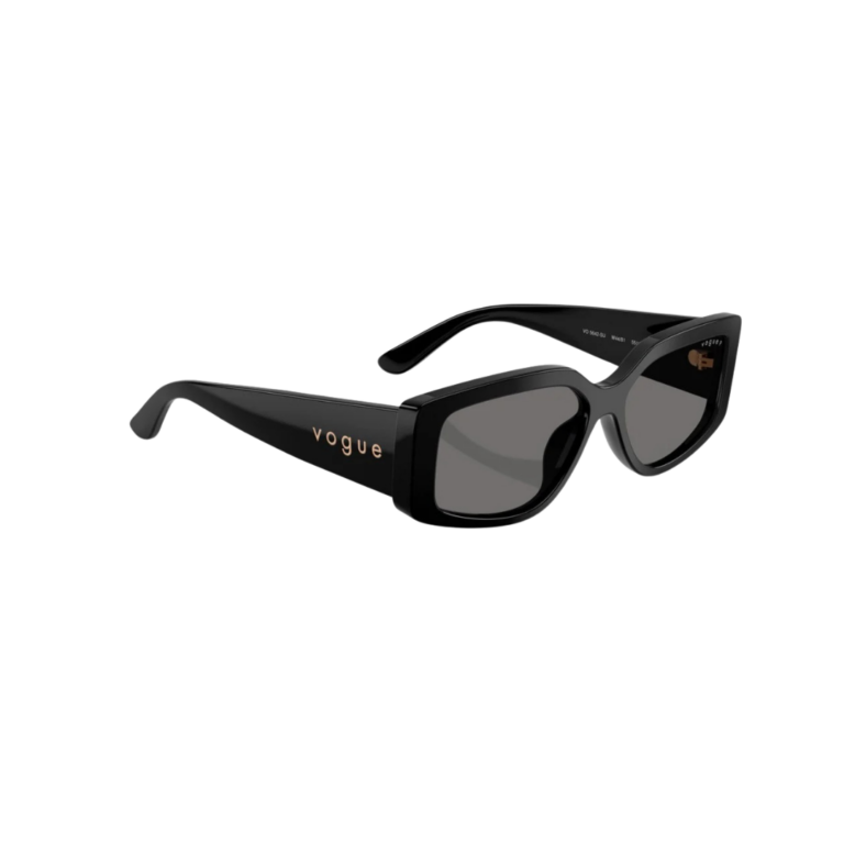 Détail de la branche large en acétate noir avec logo métallisé doré Vogue et inscriptions intérieures CE Polarized