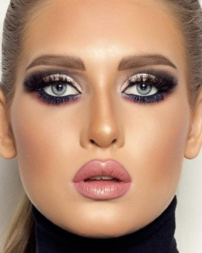 Jeune femme brune portant les lentilles cosmétiques de luxe Bella Glow Husky Gray Green.
