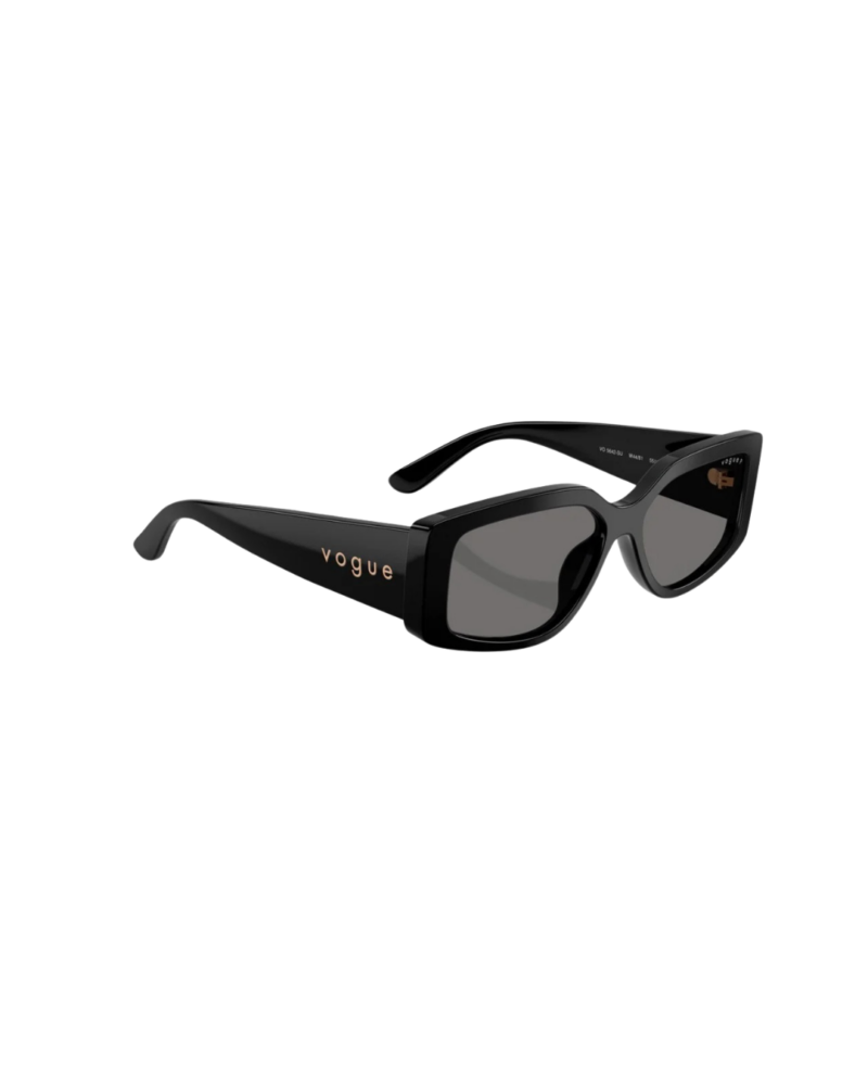 Détail de la branche large en acétate noir avec logo métallisé doré Vogue et inscriptions intérieures CE Polarized