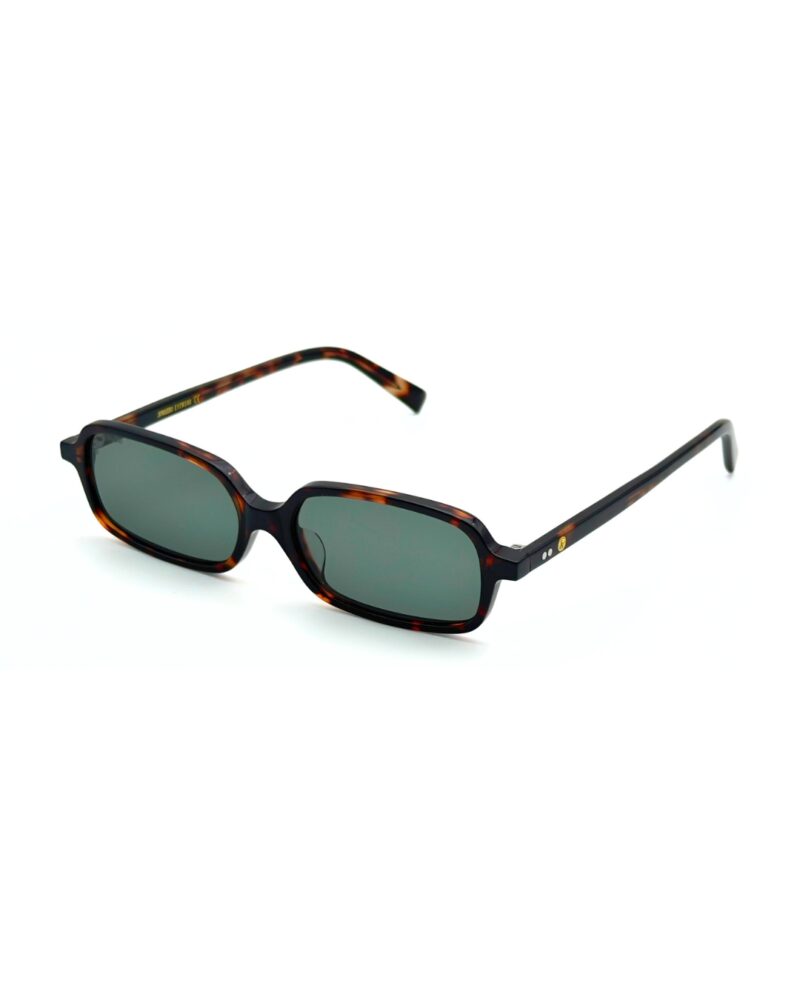 JOW&BRO 9221 Écaille Foncée – Collection Solaire Créateur Lunettes de soleil JOW&BRO 9221 écaille marron foncé et noir avec verres solaires verts.