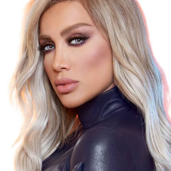 Jeune femme brune portant les lentilles cosmétiques de luxe Bella Glow Husky Gray Green.