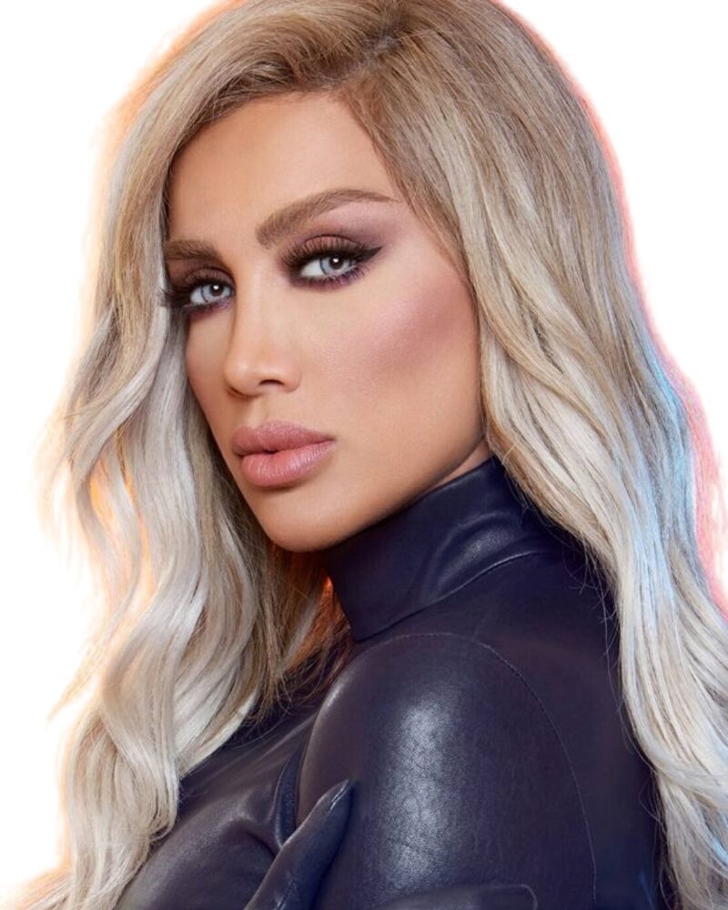 Jeune femme brune portant les lentilles cosmétiques de luxe Bella Glow Husky Gray Green.