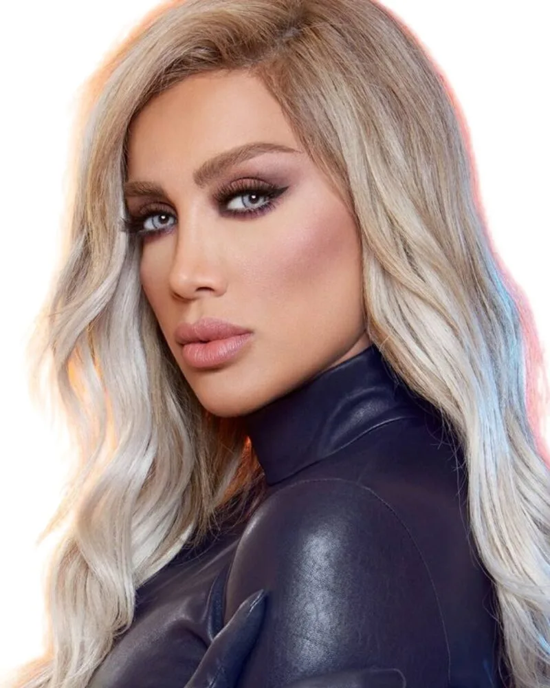 Jeune femme brune portant les lentilles cosmétiques de luxe Bella Glow Husky Gray Green.