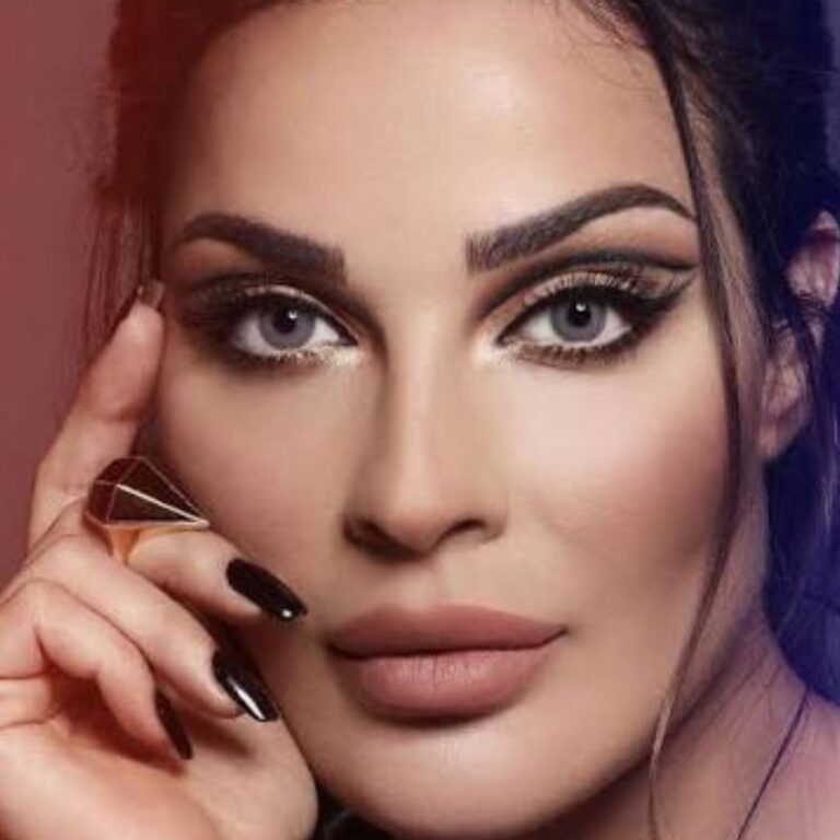 Portrait glamour de soirée avec liner intense et lentilles Bella Elite Lavender Gray.