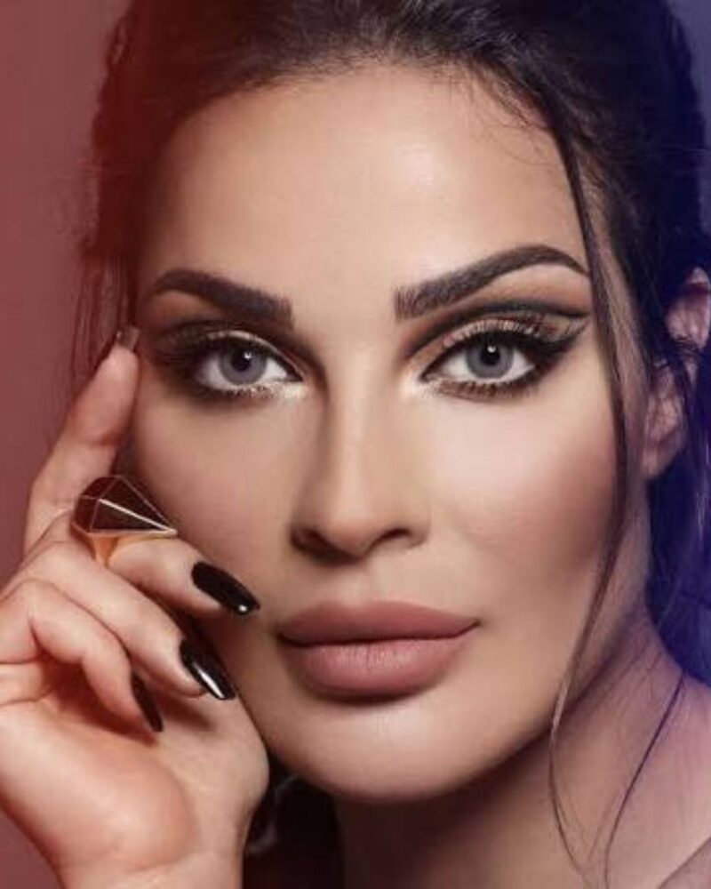 Look Glamour avec Lentilles Bella Elite Lavender Gray - AZZABI OPTIC Portrait glamour de soirée avec liner intense et lentilles Bella Elite Lavender Gray.
