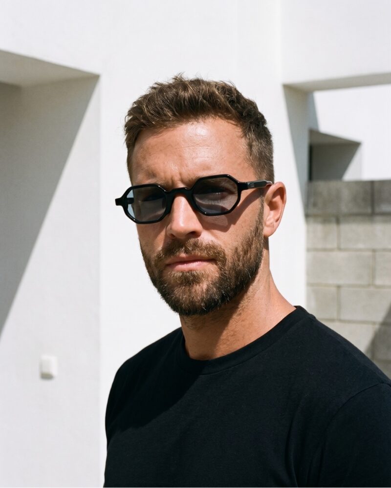 Modèle portant les lunettes de soleil octogonales JOCA ICONA en acétate noir
