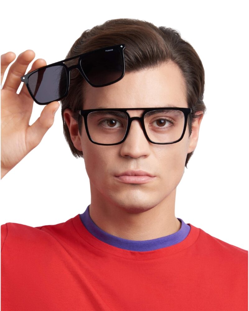 Lunettes optiques carrées noires Polaroid PLD6166CS avec leur clip-on solaire polarisé magnétique détaché au premier plan.