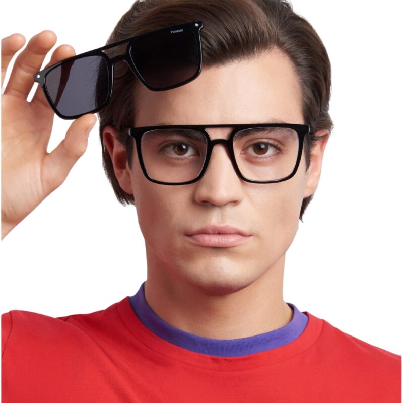 Lunettes optiques carrées noires Polaroid PLD6166CS avec leur clip-on solaire polarisé magnétique détaché au premier plan.
