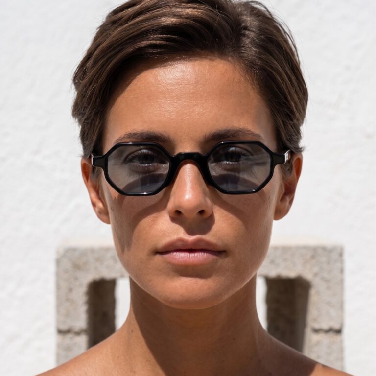 Modèle portant les lunettes de soleil octogonales JOCA ICONA en acétate noir