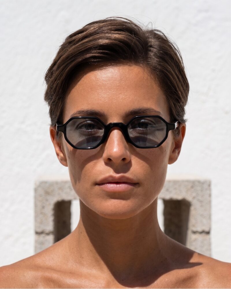 Modèle portant les lunettes de soleil octogonales JOCA ICONA en acétate noir