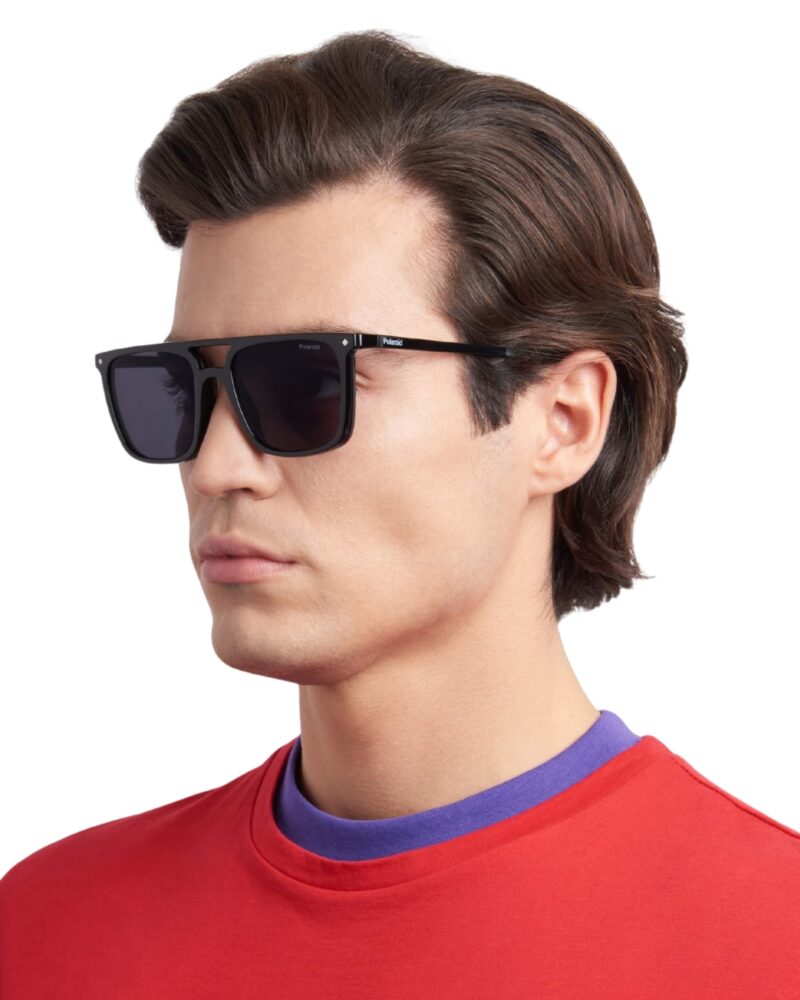 Lunettes optiques carrées noires Polaroid PLD6166CS avec leur clip-on solaire polarisé magnétique détaché au premier plan.