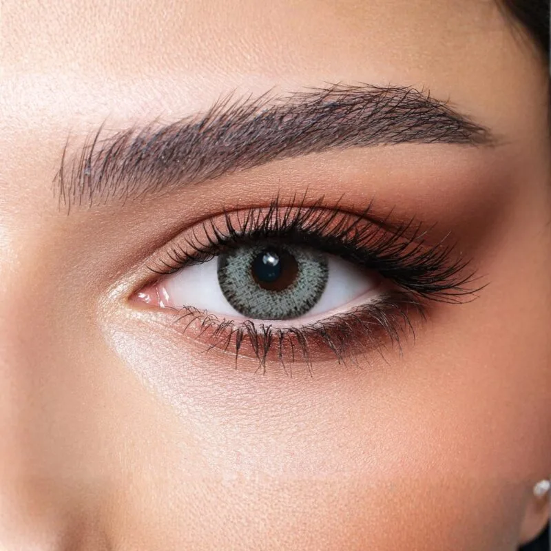 Gros plan sur un œil portant la lentille de couleur gris-vert Bella Glow Husky Gray Green.