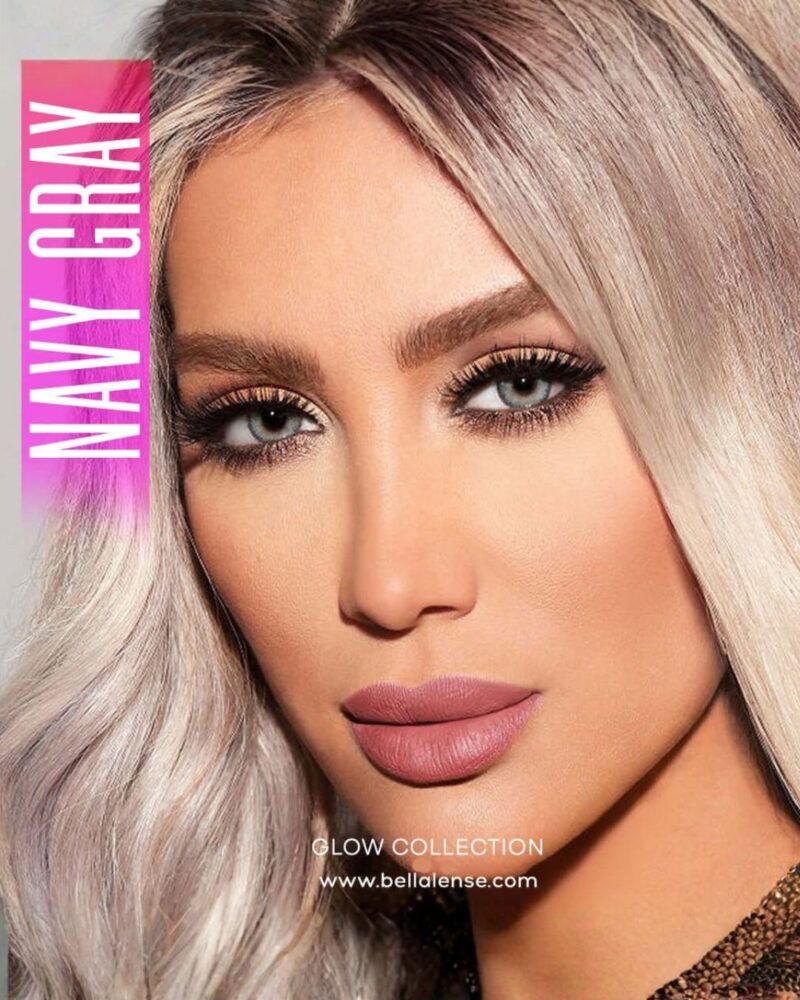 Portrait d'une femme blonde mettant en valeur les reflets bleu-gris des lentilles Bella Glow Navy Gray.