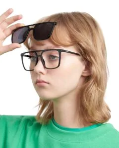 Lunettes optiques carrées noires Polaroid PLD6166CS avec leur clip-on solaire polarisé magnétique détaché au premier plan.