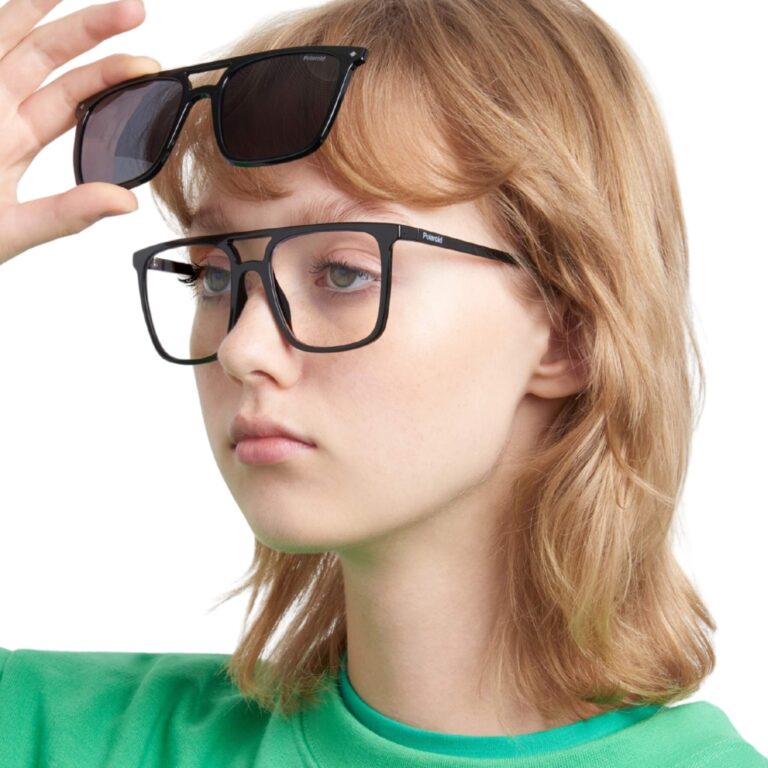 Lunettes optiques carrées noires Polaroid PLD6166CS avec leur clip-on solaire polarisé magnétique détaché au premier plan.