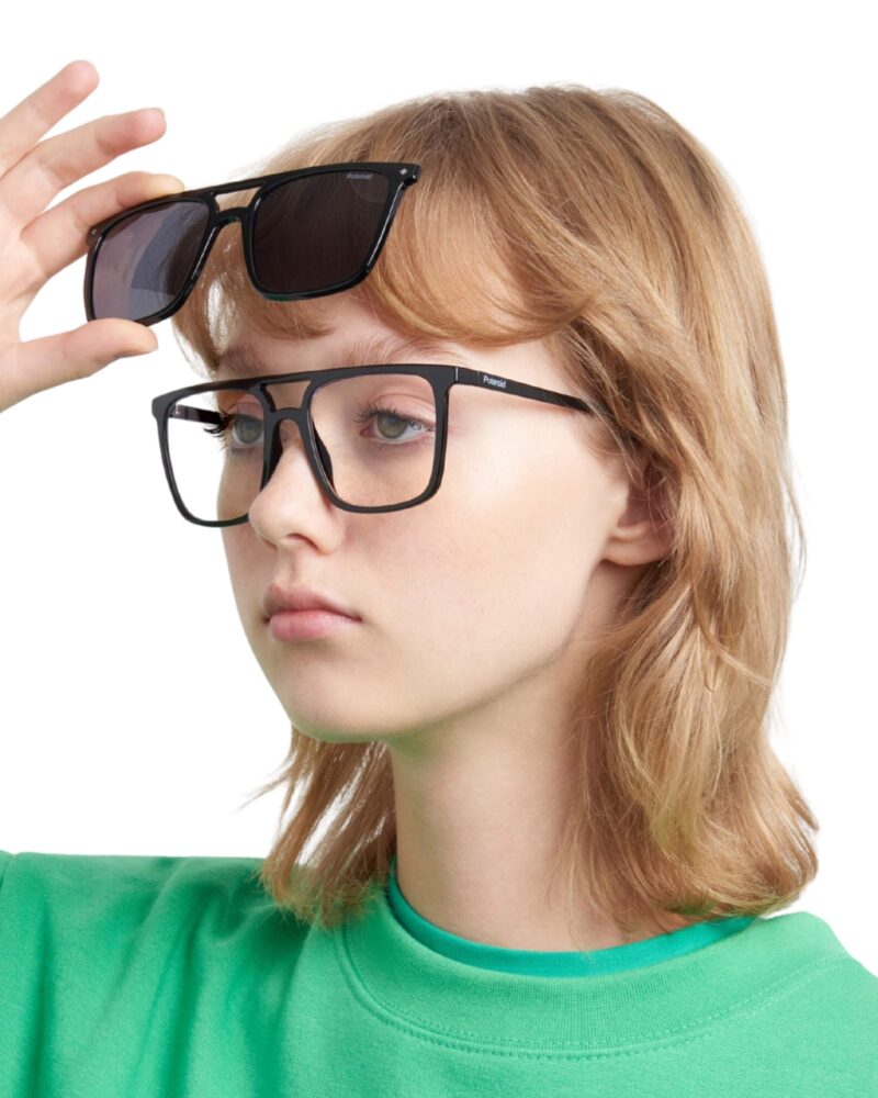 Lunettes optiques carrées noires Polaroid PLD6166CS avec leur clip-on solaire polarisé magnétique détaché au premier plan.